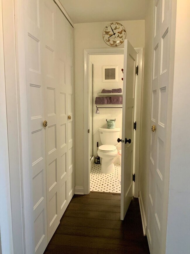 Building Photo - 111 E Chestnut St