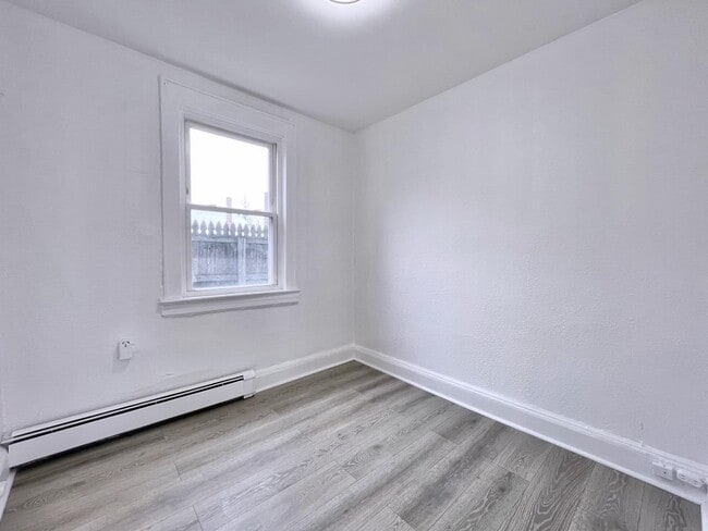 Building Photo - 389 Monmouth St