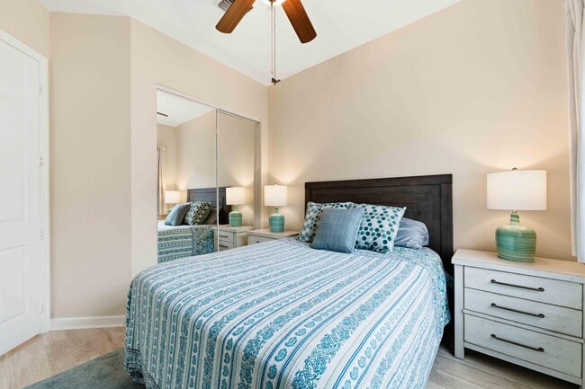 Building Photo - 11850 Valencia Gardens Ave