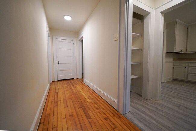 Building Photo - 3 bed 2 bath Updated Bungalow - Private ba...