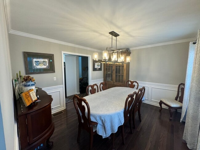 Building Photo - Beautiful 4 Bedroom Colonial