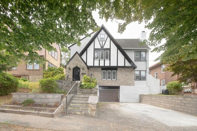 Primary Photo - 28 W Devonia Ave