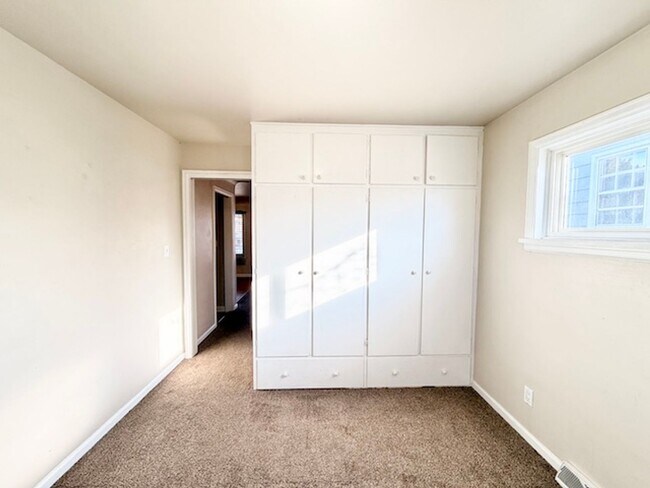 Building Photo - Ideal For Student Housing