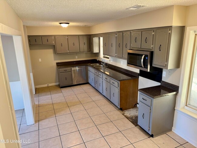 Building Photo - 7141 Oak Forest Dr