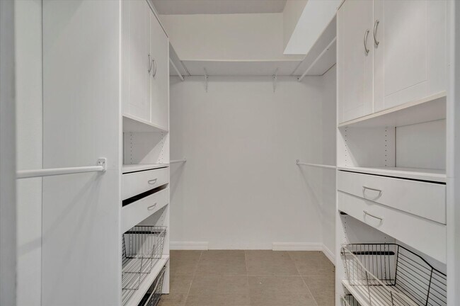 Building Photo - Beautiful 4 bed/ 3.5 bath Rental ~ Coming September