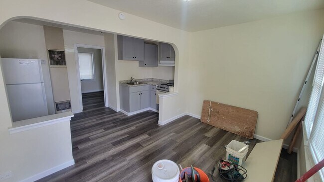 Building Photo - 827 Sullivan Ln
