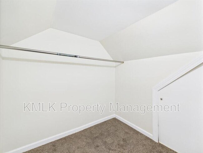 Building Photo - 689 Kenmore Blvd