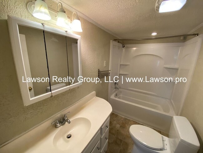 Building Photo - One Level Living with Nice Yard
