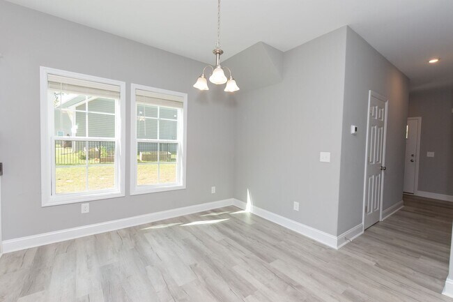 Building Photo - MOVE-IN READY