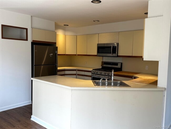 Building Photo - 2581 Roanoke Ave