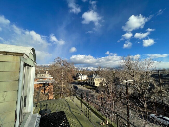Building Photo - 1 Bedroom apartment with rooftop Balcony!