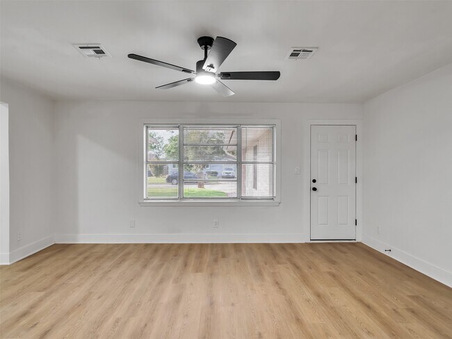 Building Photo - 6026 Diamond Ct