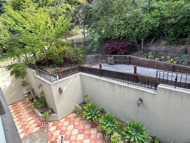 Building Photo - 1285 Campus Dr