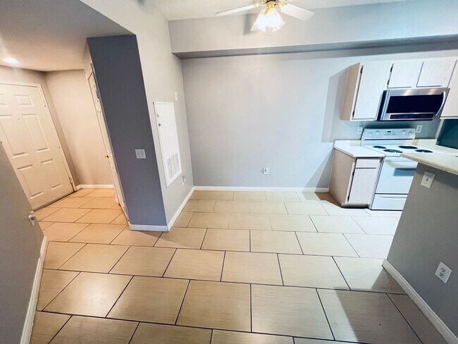 Building Photo - 2 Bed downstairs unit