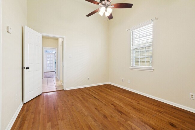 Building Photo - 4535-4537Tchou