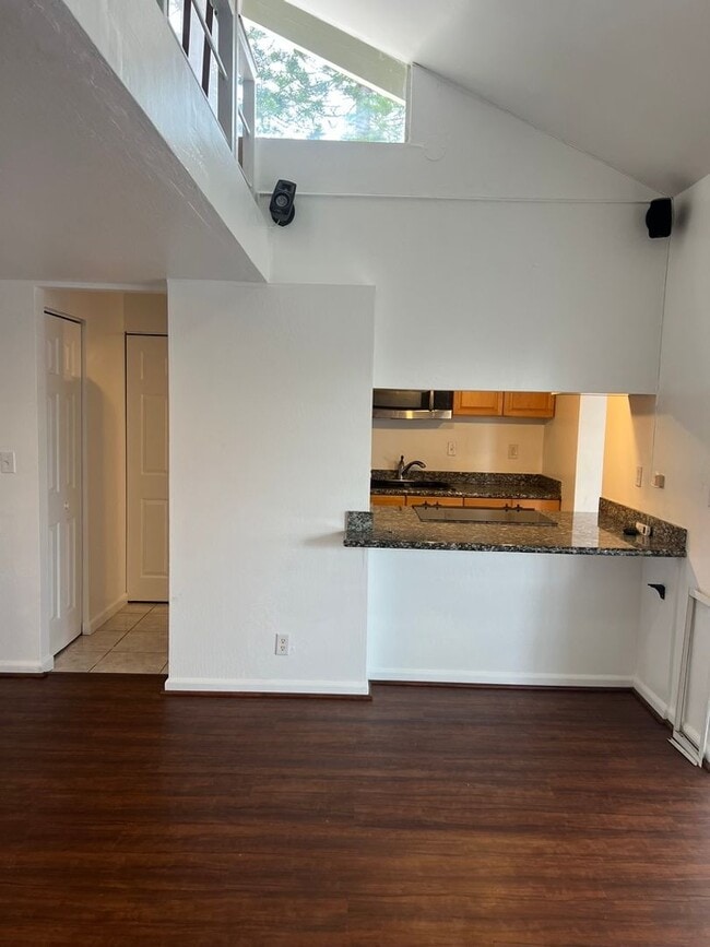 Building Photo - Loft, 2 Bedrooms, Split Townhouse, AC, 2 Parking