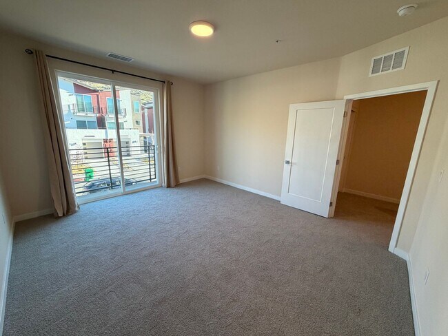 Building Photo - Brand New Townhome in Sparks!