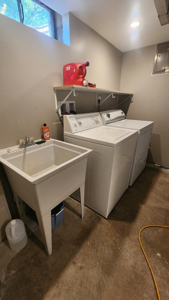 Building Photo - Spacious 4-Bedroom Home with Bonus Office,...