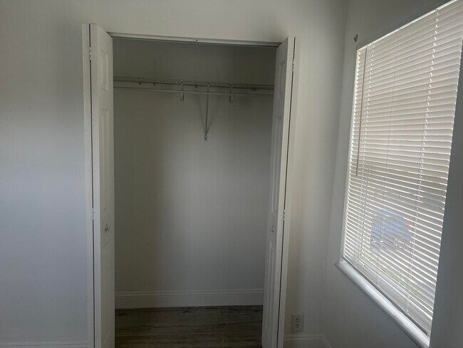 Building Photo - 407 S Lakeside Dr