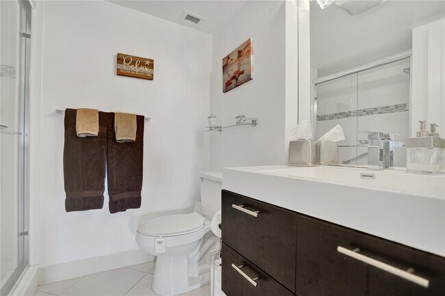 Building Photo - 1150 Hillsboro Mile