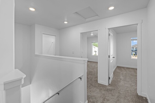 Building Photo - Comfortable and Spacious 4-Bedroom Townhom...