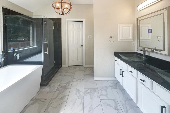 Building Photo - MOVE IN READY