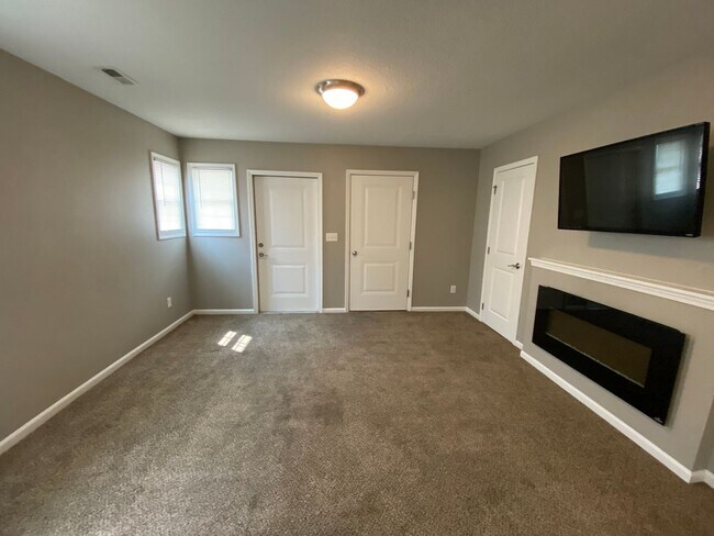 Building Photo - Fox Run Townhomes 1