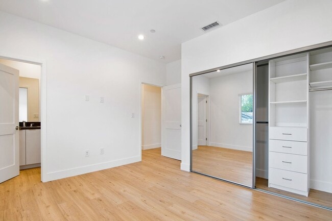 Building Photo - Modern 5 bedroom House for lease in Northr...
