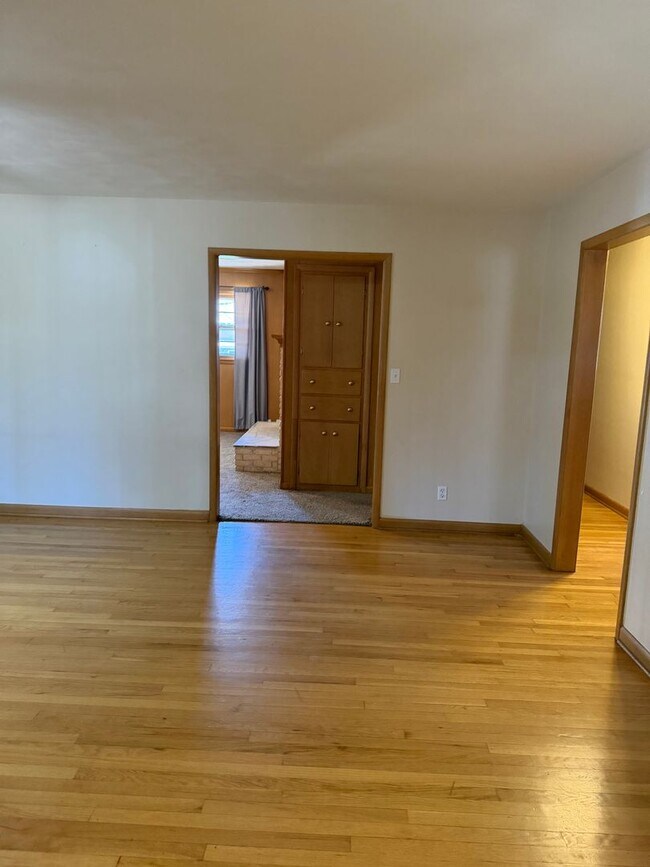 Building Photo - 3 bedroom, 2 bathroom, 2 car garage hom for rent