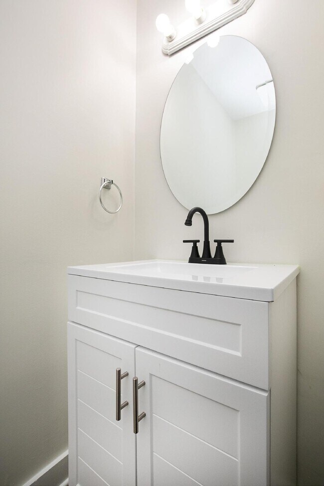 Building Photo - 5544 Kaplan Drive Unit A