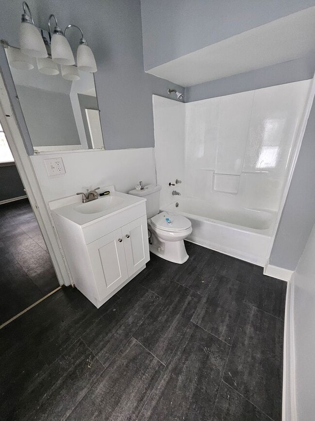 Building Photo - Lower 2 bedroom unit East Side