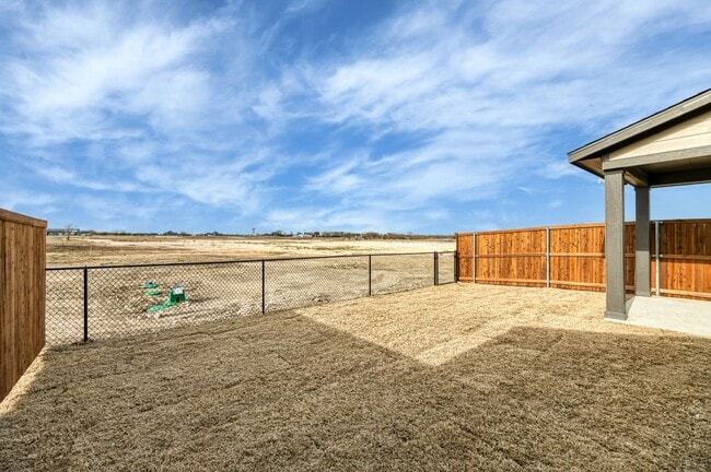 Building Photo - AVAILABLE NOW! 3 BEDROOM TRIPLEX  LOCATED ON 1-ACRE LOT IN MIDLOTHIAN, TX!