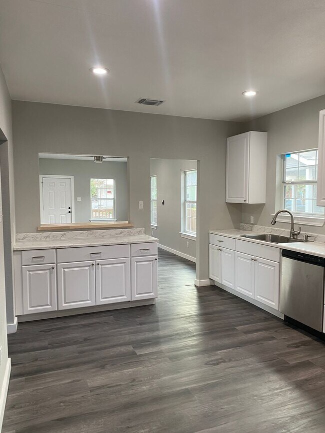 Building Photo - Renovated 3-Bedroom Home in Jefferson Heights