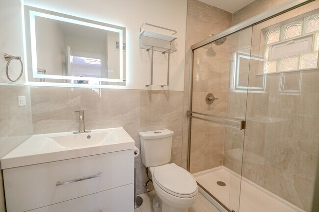 Building Photo - 2740 W Farragut Ave