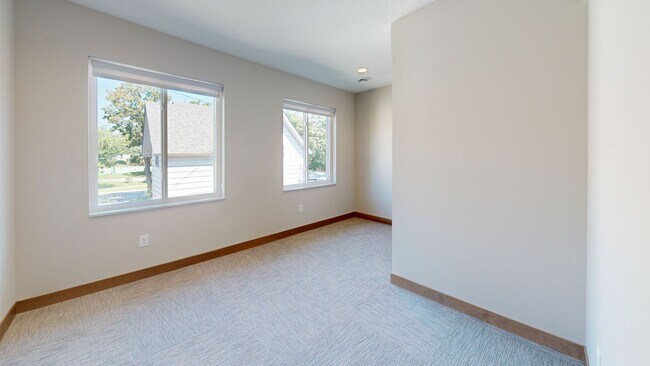 Building Photo - 882 20th Ave SE