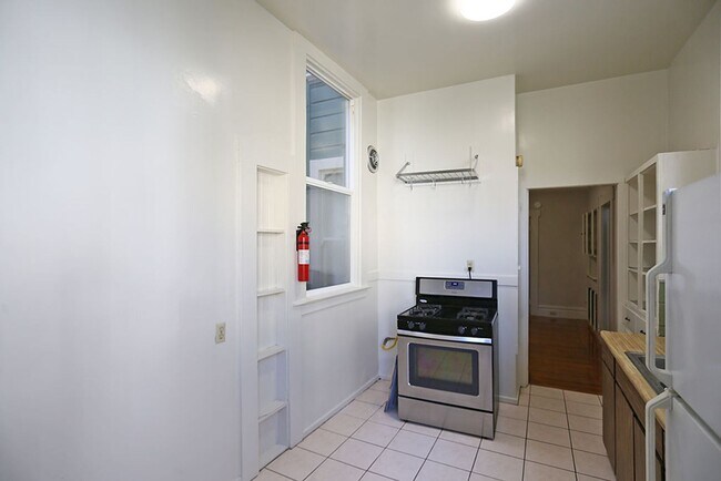 Building Photo - 614 10th Ave