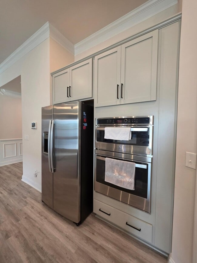 Building Photo - 3360 Rustic Dr