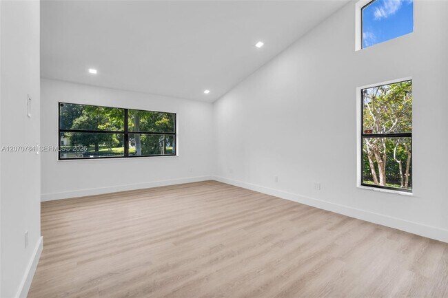 Building Photo - 16778 Willow Creek Dr