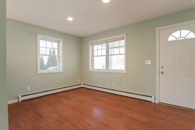 Building Photo - 7 Youngs Ln