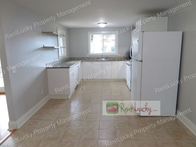 Building Photo - Super-Cute 3-Bedroom House in Fantastic Re...