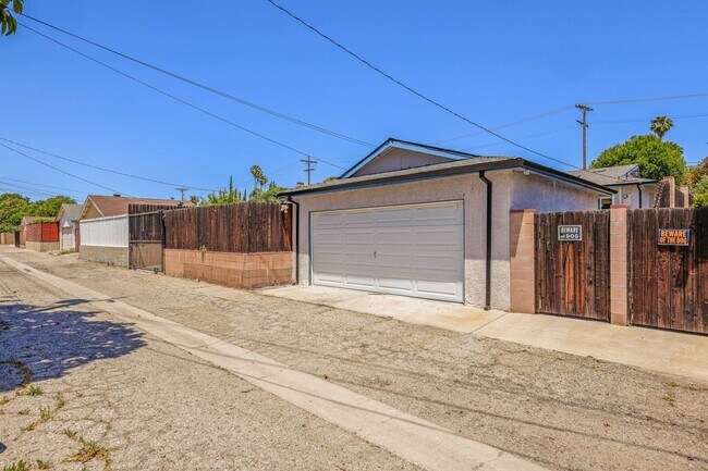 Building Photo - Stylishly Remodeled 4-Bedroom Home in Prim...