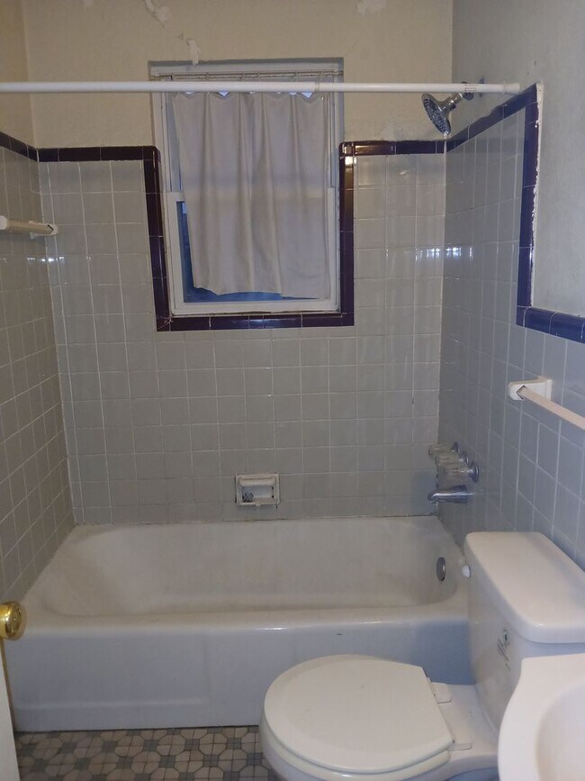 Building Photo - Avon 3015-3017