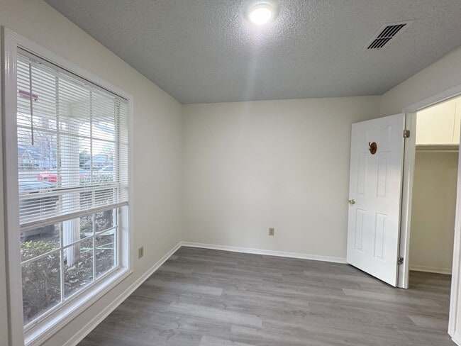 Building Photo - 3092 S Wesley Ct