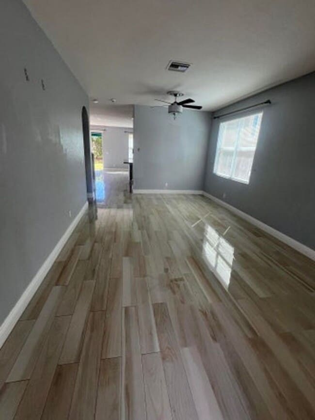 Building Photo - 810 Palm Tree Ln