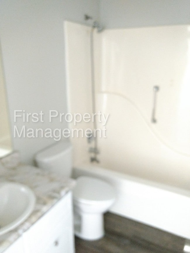 Building Photo - 2 bedroom 1 bath Duplex East Ridge
