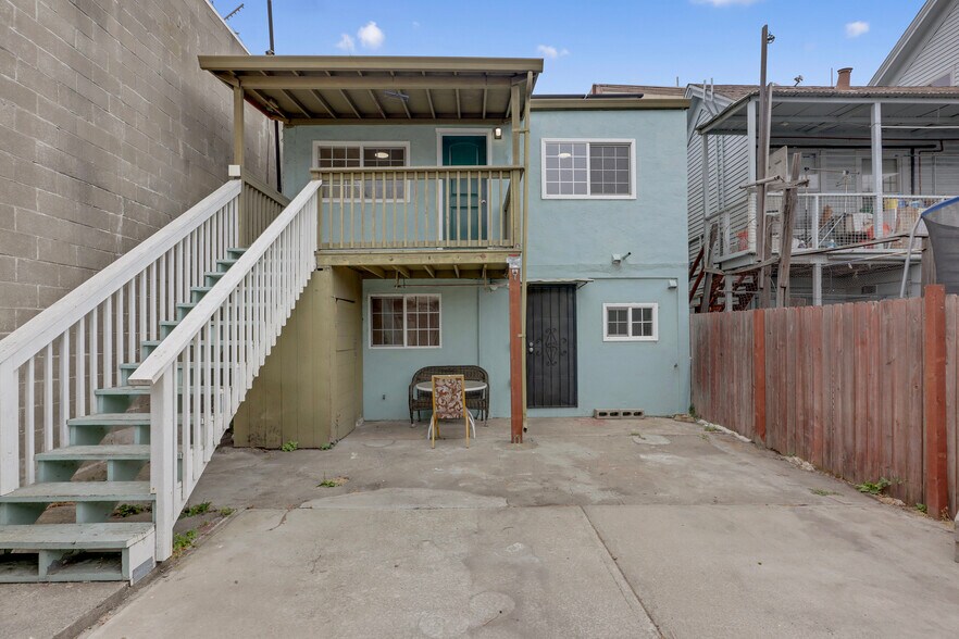 Building Photo - 213 7th St