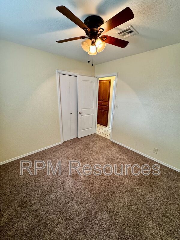 Building Photo - 440 E Carson Ln