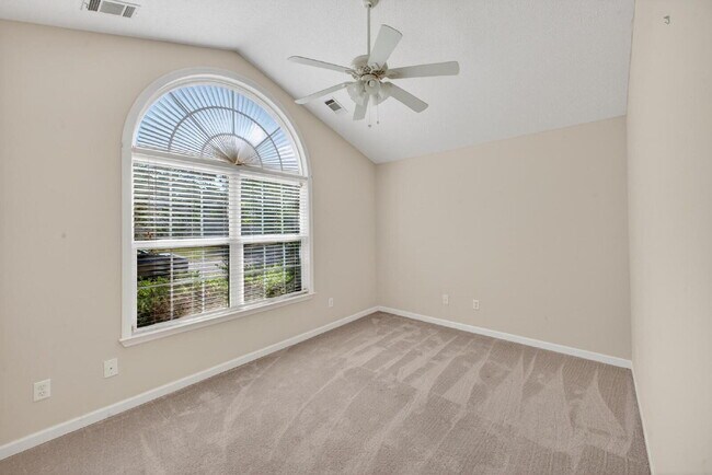 Building Photo - Lovely Patio Home with Sunroom!