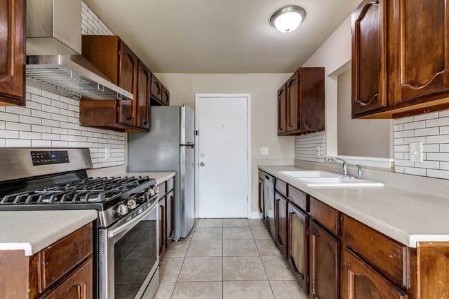 Building Photo - 4-BEDROOM NEAR THE MEDICAL CENTER!