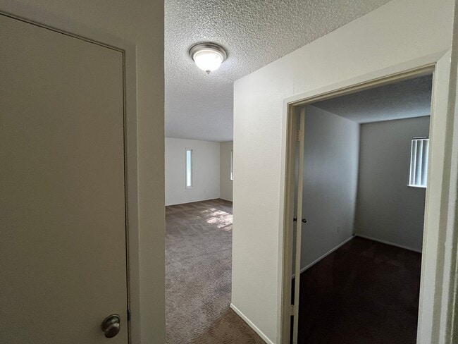 Building Photo - LOVELY DUPLEX HOME IN BEAUTIFUL SANDY, OR!!